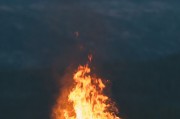 篝火露營(yíng)的魅力不僅在于它是一種戶(hù)外活動(dòng)，更在于通過(guò)與自然的接觸，人們可以放松心情，享受大自然的美好。然而，在享受篝火和露營(yíng)的樂(lè)趣的同時(shí)，我們也會(huì)面臨一些挑戰(zhàn)，比如如何安全地搭建帳篷、如何正確地?zé)臼澄锏取Ｔ谶@篇文章中，我們將為大家?guī)?lái)一份詳細(xì)的篝火露營(yíng)攻略游戲推薦。，篝火露營(yíng)必備，詳細(xì)指南和游戲推薦