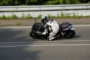 俠盜獵車(chē)手，自由都市是一款極具魅力和深度的賽車(chē)類(lèi)動(dòng)作冒險(xiǎn)游戲。玩家將扮演一位特工，駕駛自己的犯罪車(chē)輛，在自由都市中進(jìn)行逃亡、調(diào)查和破壞等活動(dòng)。下面，我們將為您提供詳細(xì)的攻略，幫助您更輕松地享受游戲的樂(lè)趣。，掌控角色，開(kāi)啟自由都市冒險(xiǎn)——俠盜獵車(chē)手，自由都市攻略詳解